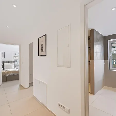 Freshimmo - Zentral, Balkon, 3 Zimmer, Fusslaeufig Zum Bahnhof, Saniert Und Modern *